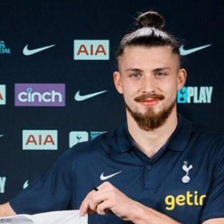 Tottenham pode receber Fikayo Tomori em troca de Radu Dragusin