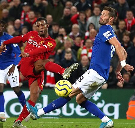 Everton entra na corrida por defesa da Bundesliga de £8.5m