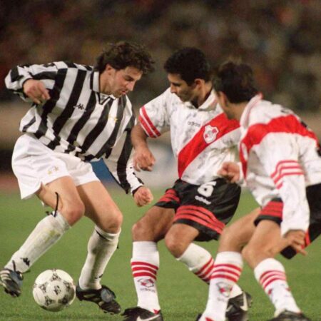 Discussão no Final de Inter-River Plate: Chivu Entra em Campo para Travar Dumfries