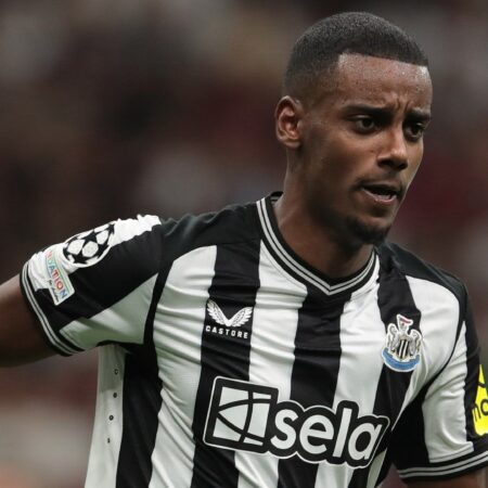 Newcastle pondera a contratação de Kolo Muani, visto como ‘clone’ de Isak