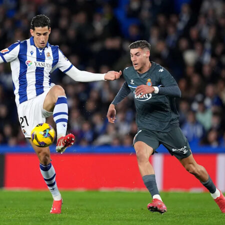 Sunderland Junta-se a Marselha e Milan na Corrida por Nayef Aguerd