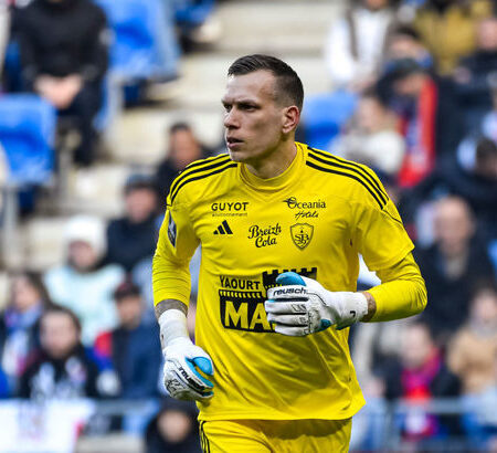 Aston Villa de Olho em Marco Bizot do Brest