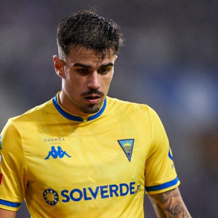 Tiago Parente renova com o Estoril Praia até 2029