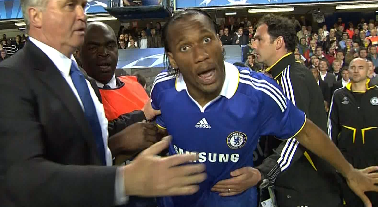 Preview Chelsea Prepara Limpeza Brutal: Jogador de Salário Elevado em Conversações para Sair