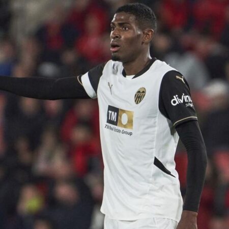 Cristhian Mosquera Chega a Londres para Exames Médicos no Arsenal