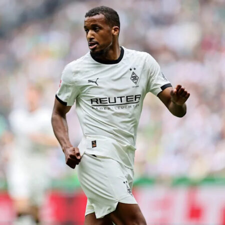 Alassane Pléa assina oficialmente pelo PSV Eindhoven, superando interesse do Lille