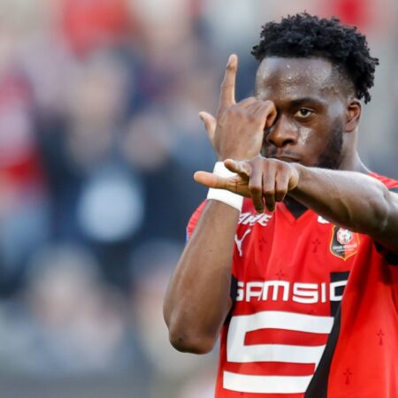 Brentford em Contacto por Arnaud Kalimuendo do Rennes