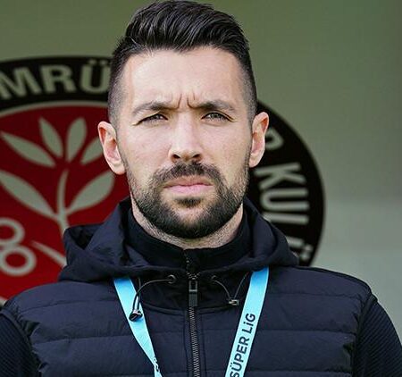 Farioli acalma os ânimos, avalia reforços e explica a chegada de Luuk De Jong: “É um líder com uma mentalidade vencedora”