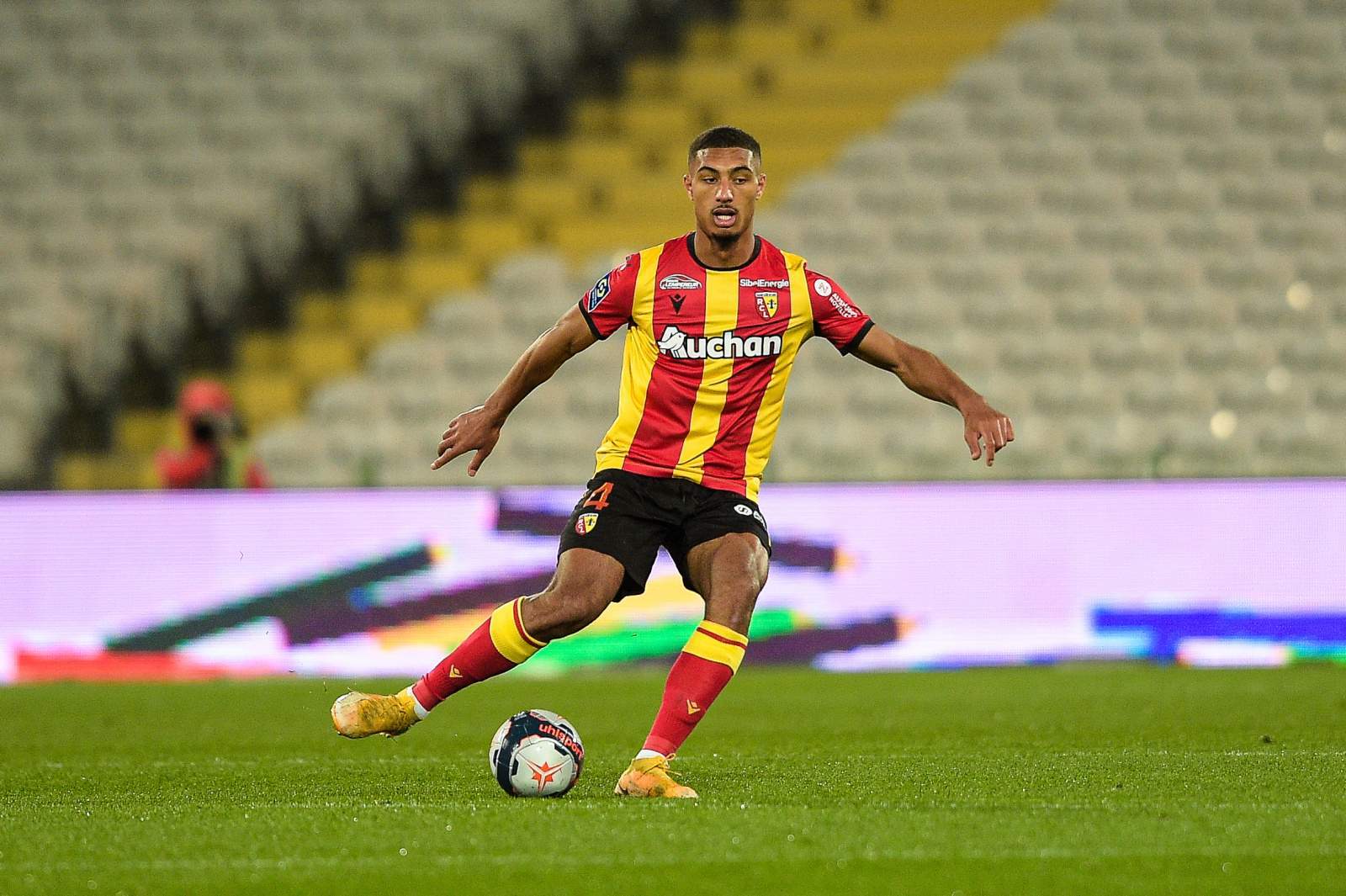 Preview Facundo Medina: Lesão no Tornozelo Atrasará Estreia no Olympique de Marseille