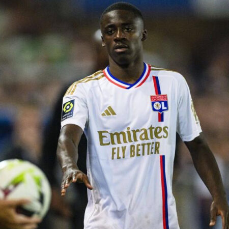 Wolfsburg Próximo de Contratar Saël Kumbedi ao Lyon por 9 Milhões de Euros