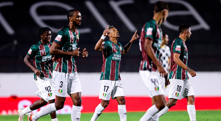 Preview Estrela da Amadora e Alverca Empatam 2-2 em Jogo Caótico na Reboleira