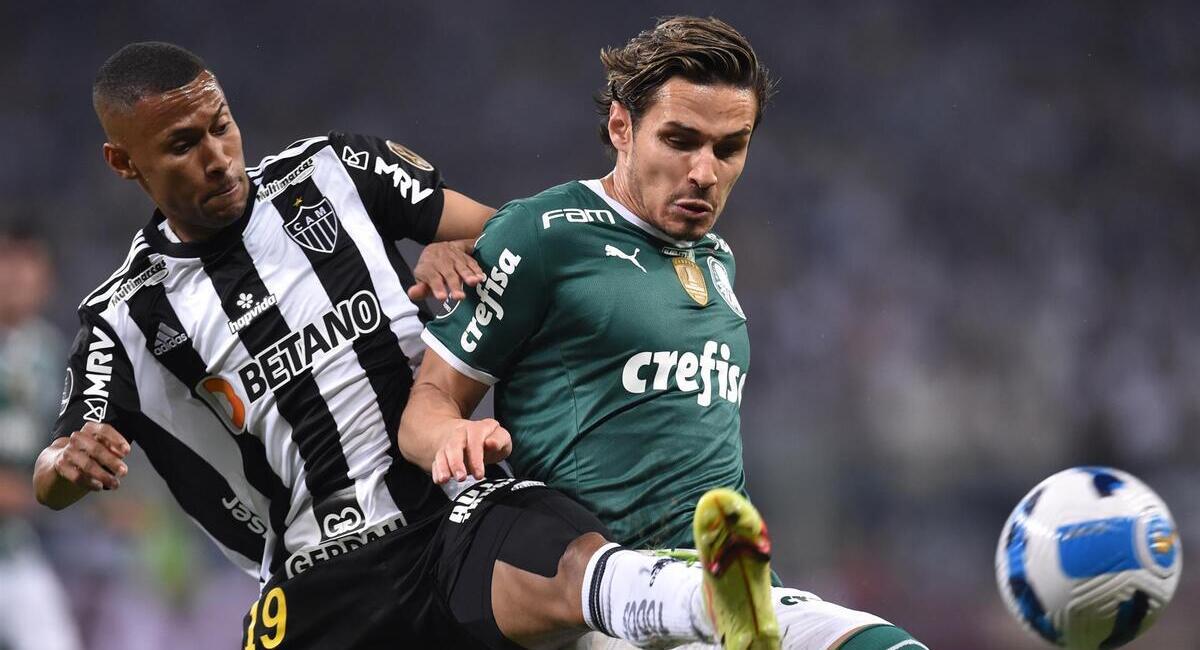 Preview Ex-Defesa de Palmeiras e Atlético Mineiro Brilha como Guarda-Redes Improvisado em Portugal