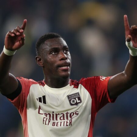 Moussa Niakhaté do Lyon lesiona-se ao serviço da seleção