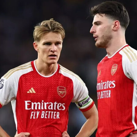 “Ele ainda tem o jeito”: Odegaard eleva ícone completo como o maior do Arsenal