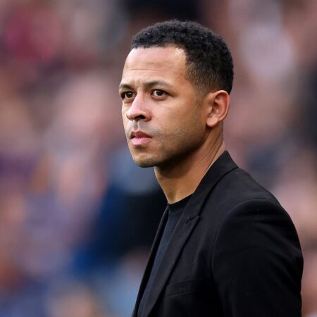 “Inaceitável”: Liam Rosenior, Treinador do Estrasburgo, Condena Banners de Adeptos Contra Emegha