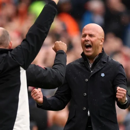 Arne Slot Sugere o Papel de Isak no Derby de Merseyside contra o Everton