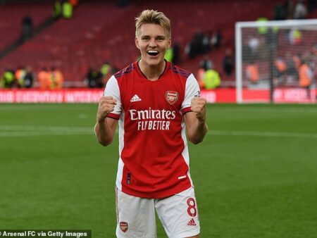 Martin Ødegaard Brilha na Vitória do Arsenal Frente ao Olympiacos, Silenciando Críticos