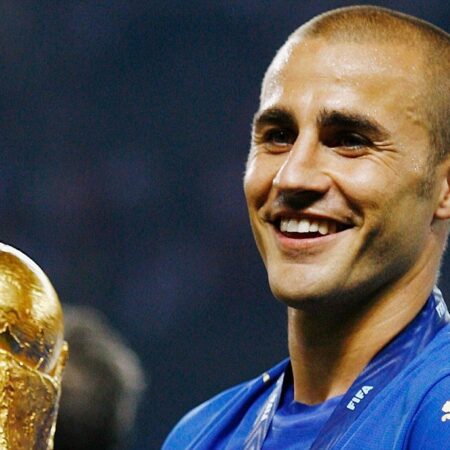 Cannavaro nos Mundiais? O antigo capitão campeão do mundo de 2006 perto do banco do Uzbequistão