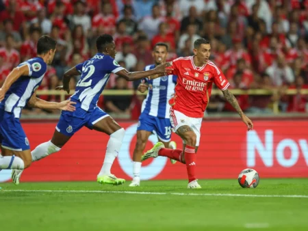 O Clássico no Porto: Futebol, Tesouras e Paixão em Barbearias e Salões