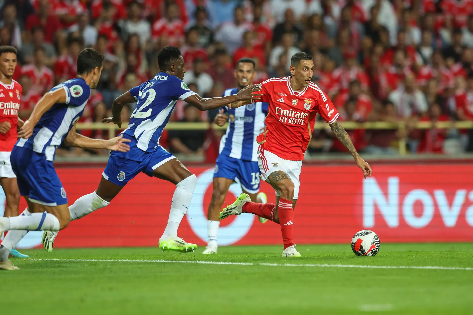 Preview O Clássico no Porto: Futebol, Tesouras e Paixão em Barbearias e Salões