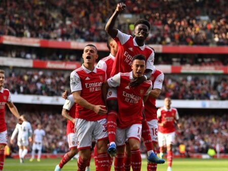 Ex-Médio do Arsenal Lokonga Prepara-se para Primeira Titularidade na Bundesliga