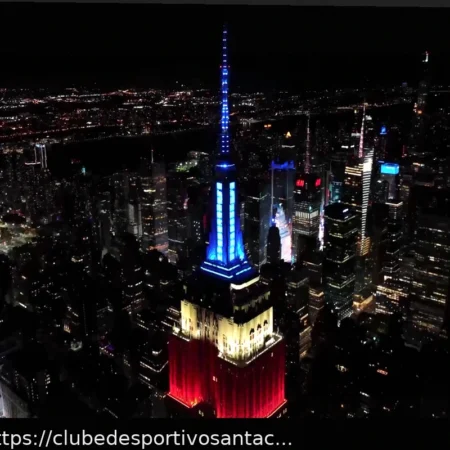 O Empire State Building de Nova York se ilumina com as cores dos países anfitriões da Copa do Mundo de 2026