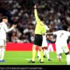 O que o árbitro disse a Arbeloa, do Real Madrid, após o cartão vermelho de Valverde contra o Atlético