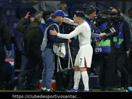 Incidente de Pedro Neto com Gandula em PSG-Chelsea: Gesto Lamentável e Reação de Classe