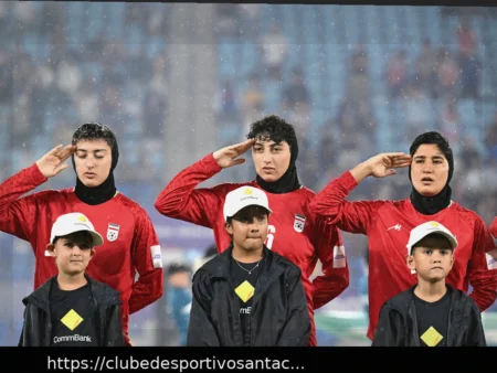 Reza Pahlavi exorta a Austrália a proteger a seleção feminina de futebol iraniana após recusa em cantar o hino nacional