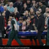 Liga dos Campeões: Noa Lang Fere Gravemente o Dedo Após Colisão com Painel Publicitário Contra o Liverpool