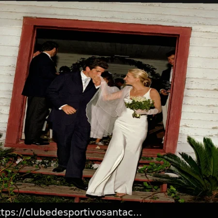 O Vestido de Noiva de Carolyn Bessette-Kennedy Transformou o Slip Dress de Corte Enviesado no Ícone Eterno da Noiva “Cool Girl”