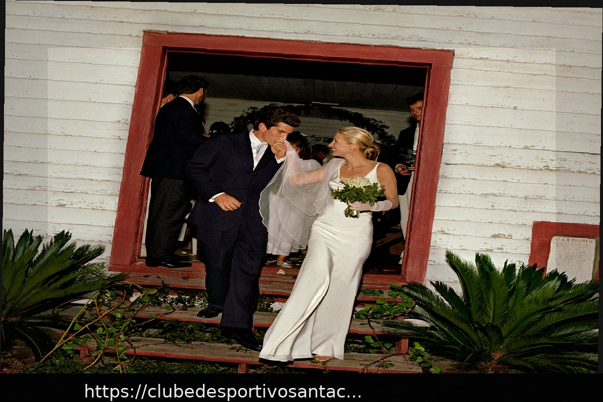 Preview O Vestido de Noiva de Carolyn Bessette-Kennedy Transformou o Slip Dress de Corte Enviesado no Ícone Eterno da Noiva “Cool Girl”