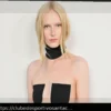 Alex Consani: Top Courrèges Transparente com Apenas Bolsos na PFW 2026