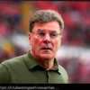 Dieter Hecking do Wolfsburg Critica Arbitragem ‘Abismal’ Após Derrota para o Bayer Leverkusen: ‘Não Está à Altura dos Padrões da Bundesliga!’