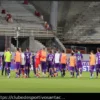 Um Adeus Molhado por Apitos para a Equipe, Salvando Clube e Propriedade